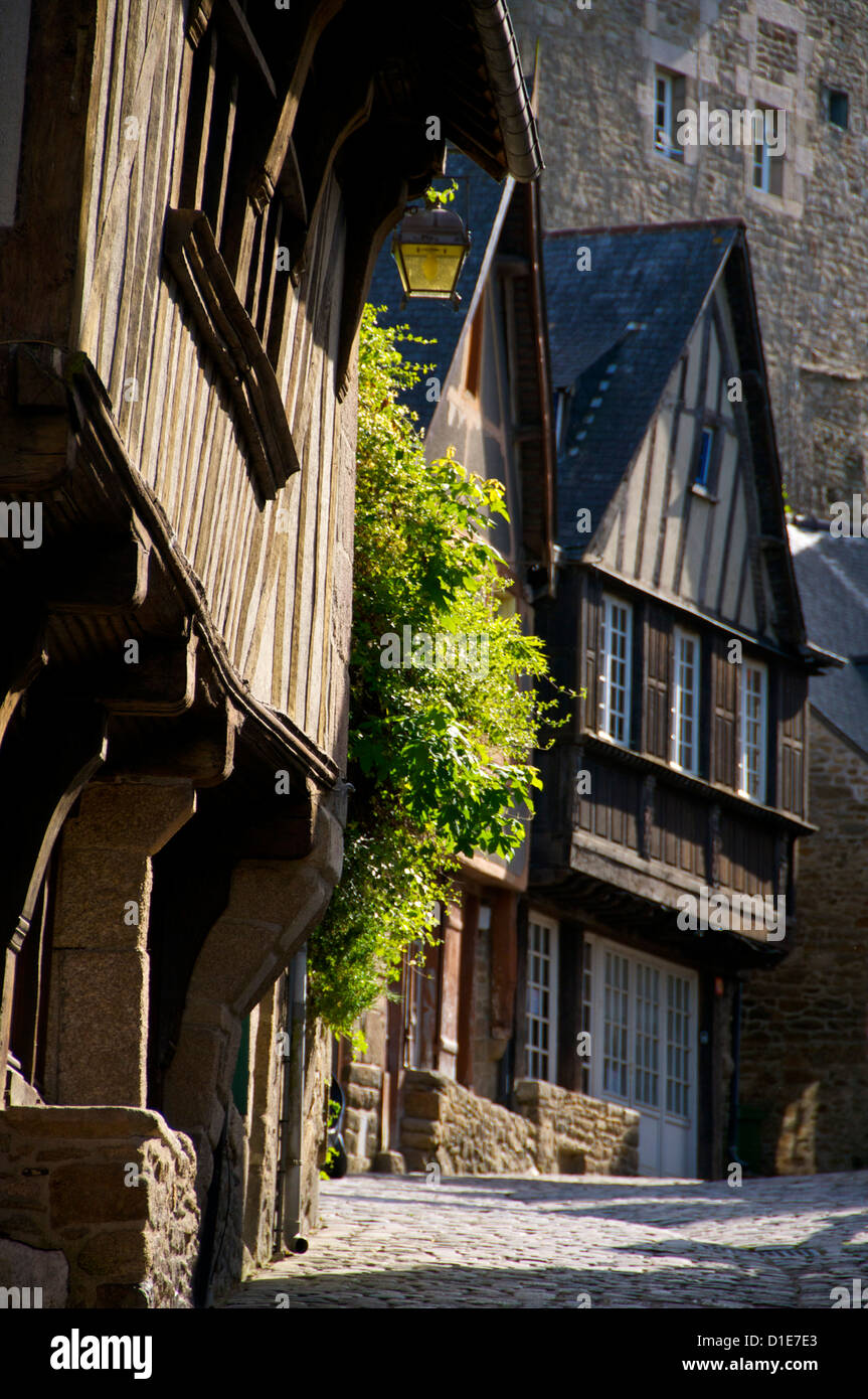 En encorbellement et à colombages de l'époque médiévale dans la rue — free download