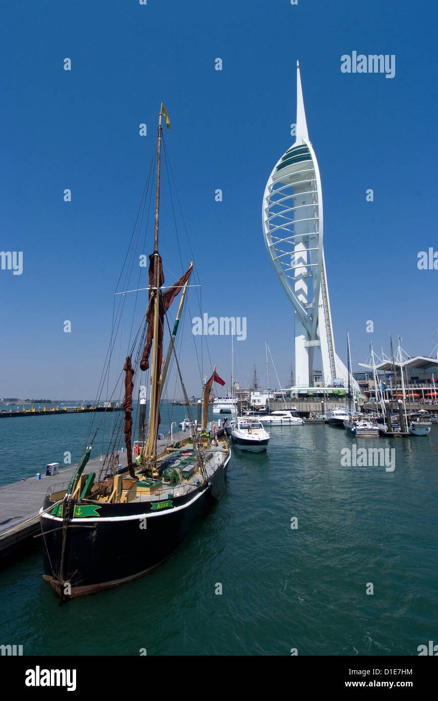 Spinnaker Tower, Portsmouth de Gunwharf, Hampshire, Angleterre, Royaume-Uni, Europe Banque D'Images