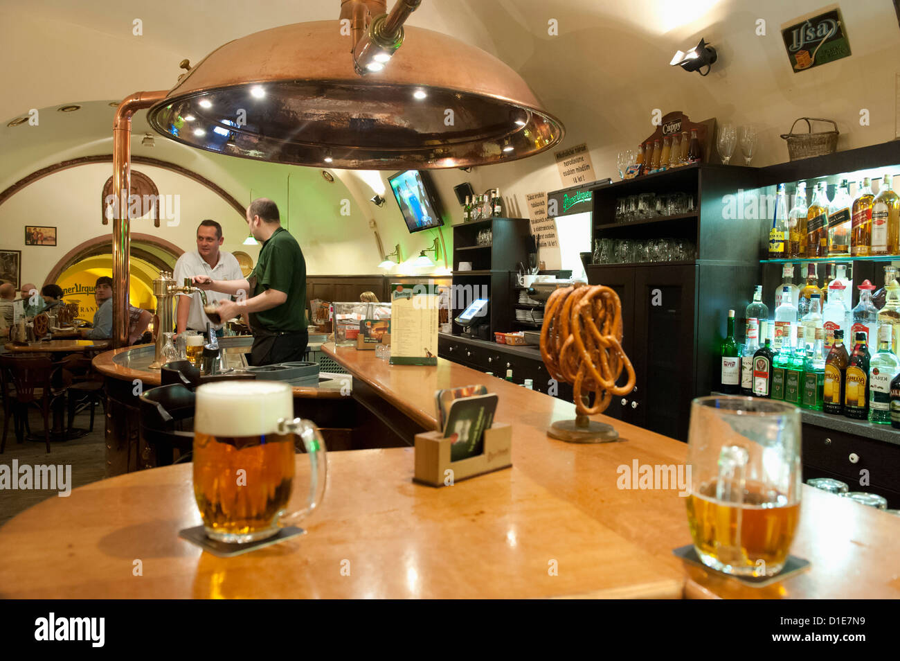 Servir la bière barman au bar de l'U Vejvodu Pub, Vieille Ville, Prague, République Tchèque, Europe Banque D'Images