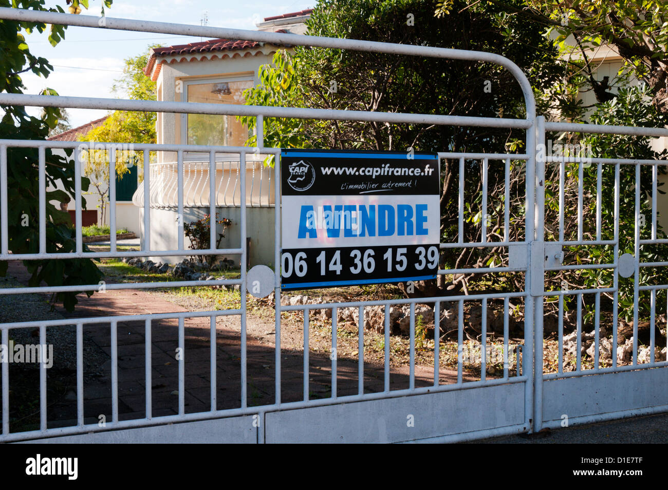 Pour une vente (A Vendre) signe sur les portes d'une villa dans le sud de la France. Banque D'Images