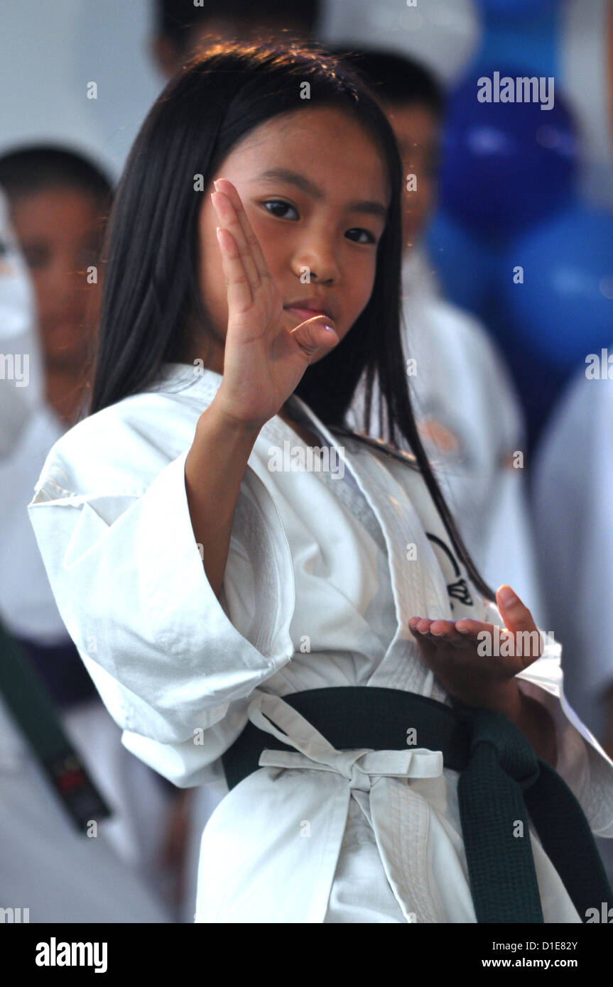 Naha (Okinawa, Japon), les enfants à un spectacle de Karaté Banque D'Images