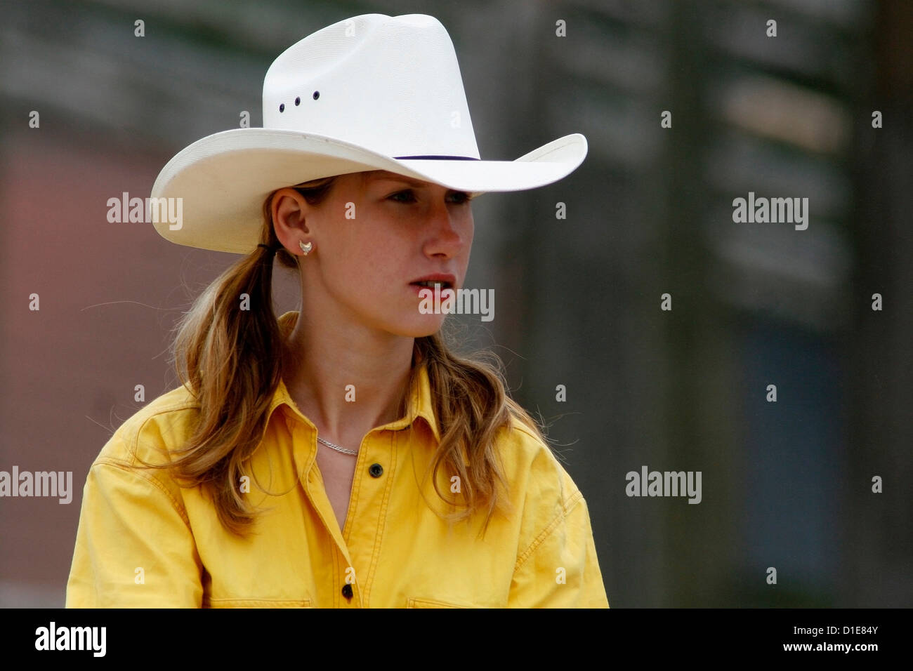 Cowgirl dans une chemise jaune et avec chapeau Banque D'Images