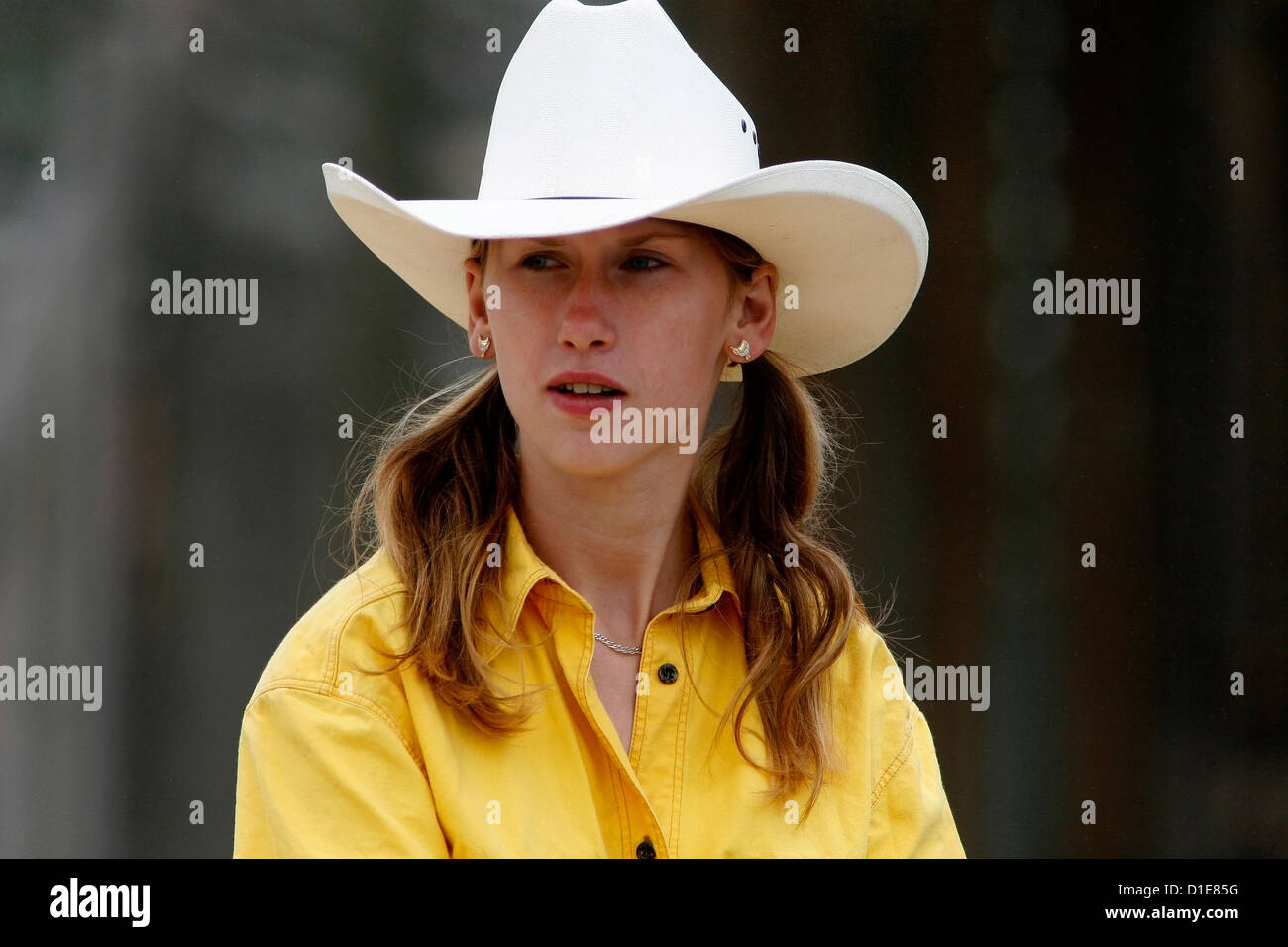 Cowgirl dans une chemise jaune et avec chapeau Banque D'Images