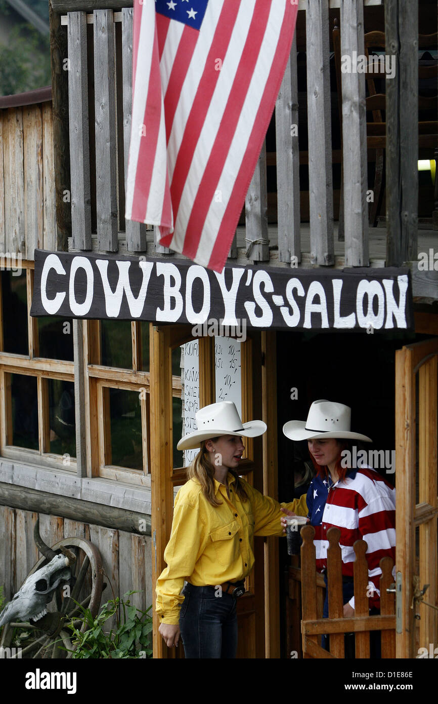 Cowgirls à côté de cowboy's Saloon Banque D'Images