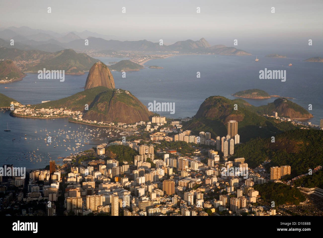 Vue sur le Pao de Acucar (Pain de Sucre) et la baie de Botafogo, Rio de Janeiro, Brésil, Amérique du Sud Banque D'Images