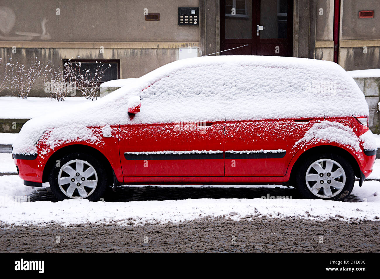 Voiture rouge recouvert de neige Banque D'Images