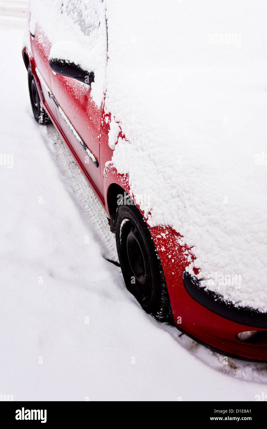 Voiture rouge recouvert de neige Banque D'Images