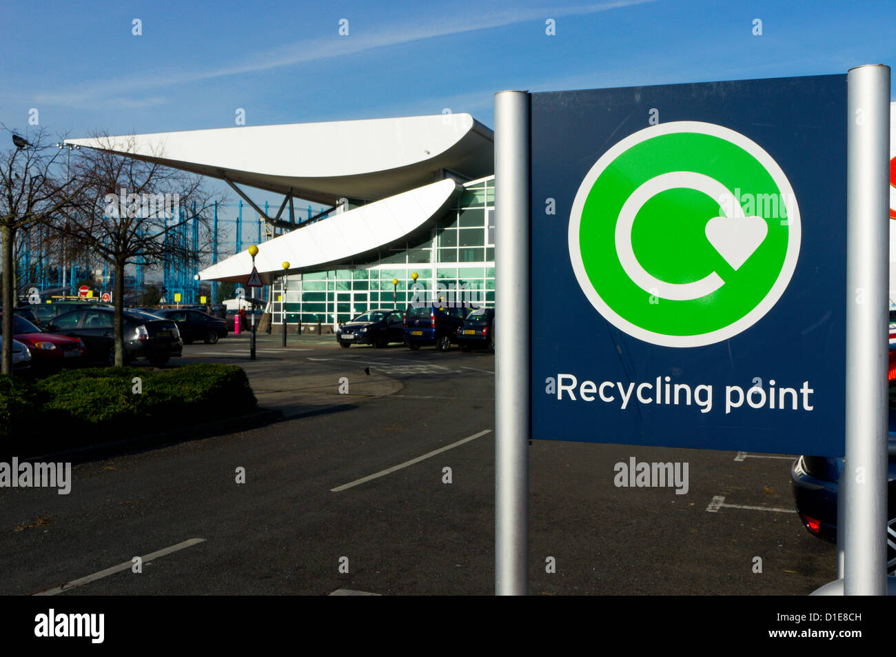 Inscrivez-vous pour un point de recyclage dans le parking à un supermarché Sainsbury's. Banque D'Images