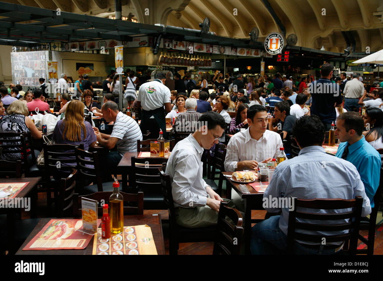 Les gens assis à un restaurant à Mercado Municipal, Sao Paulo, Brésil, Amérique du Sud Banque D'Images