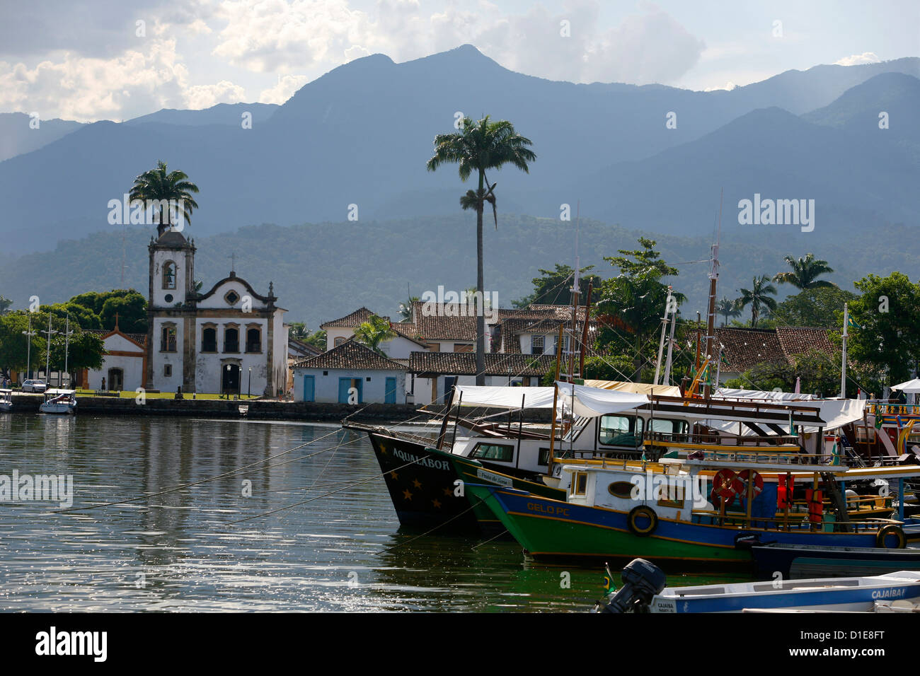 Vue sur Eglise Santa Rita et le port, Parati, l'État de Rio de Janeiro, Brésil, Amérique du Sud Banque D'Images