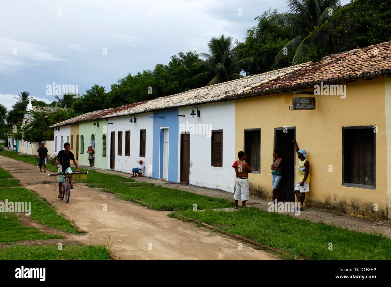 Scène de rue avec les maisons des premiers colons au centre historique (Cidade Alta) de Porto Seguro, Bahia, Brésil Banque D'Images