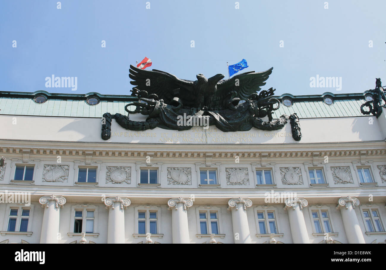 Sculpture de l'aigle bicéphale à Vienne, Autriche. Banque D'Images