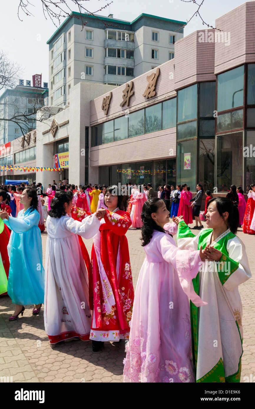 Les femmes en costume traditionnel au cours du 100e anniversaire de la naissance du Président Kim Il Sung, avril 2012, Pyongyang, Corée du Nord Banque D'Images