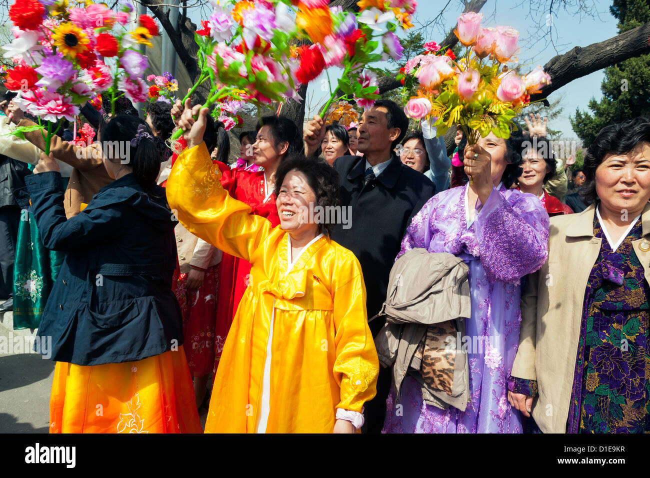 Les femmes célébrant le 100e anniversaire de la naissance du Président Kim Il Sung, 15 avril 2012, Pyongyang, Corée du Nord Banque D'Images