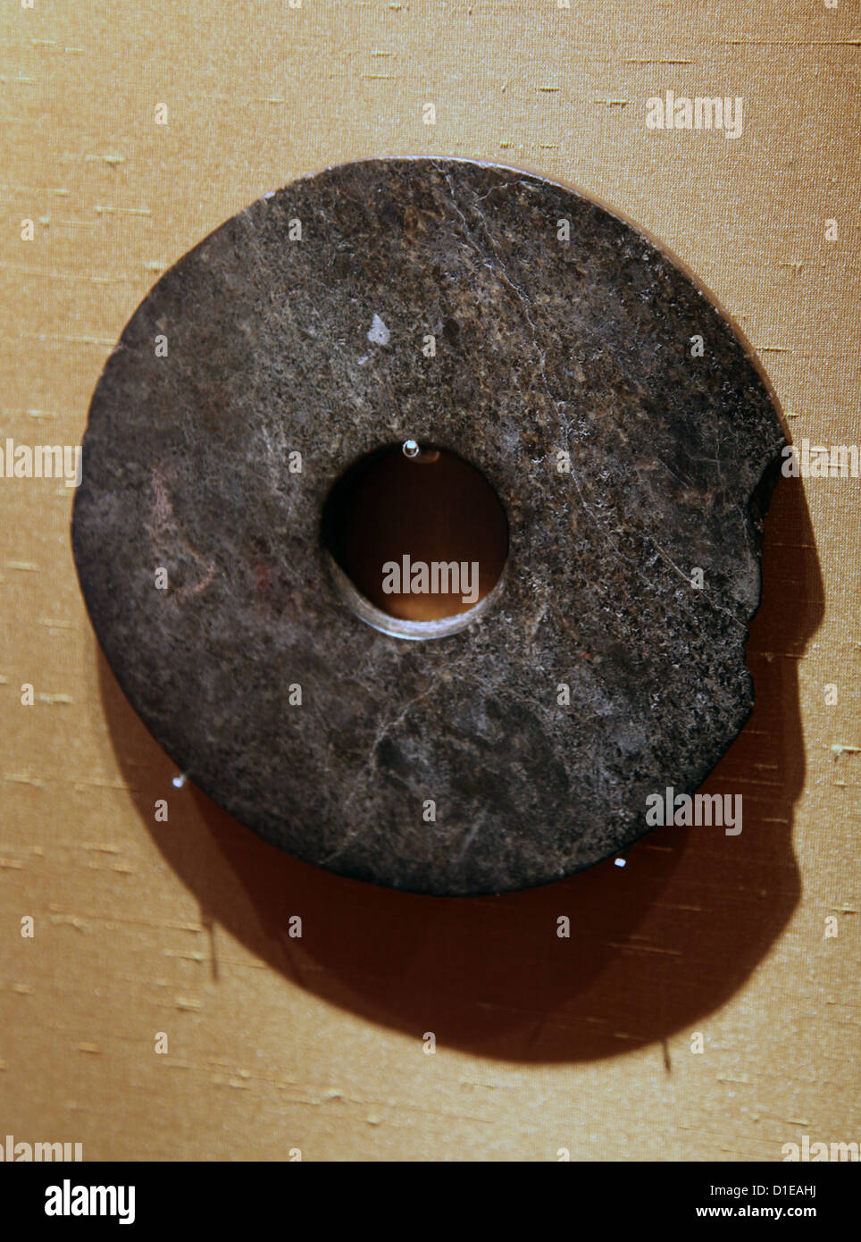 C'est une photo d'un ancien disque en jade chinois appelée bi. Il a été utilisé comme un symbole de rang. Un bi est un disque en jade avec une circulaire Banque D'Images