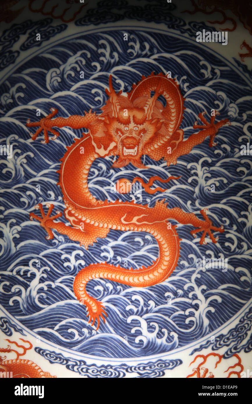 C'est une photo d'un dragon rouge chinois qui est peint sur une plaque chinoise avec un paysage de Chine, c'est vaisselle ancienne Banque D'Images