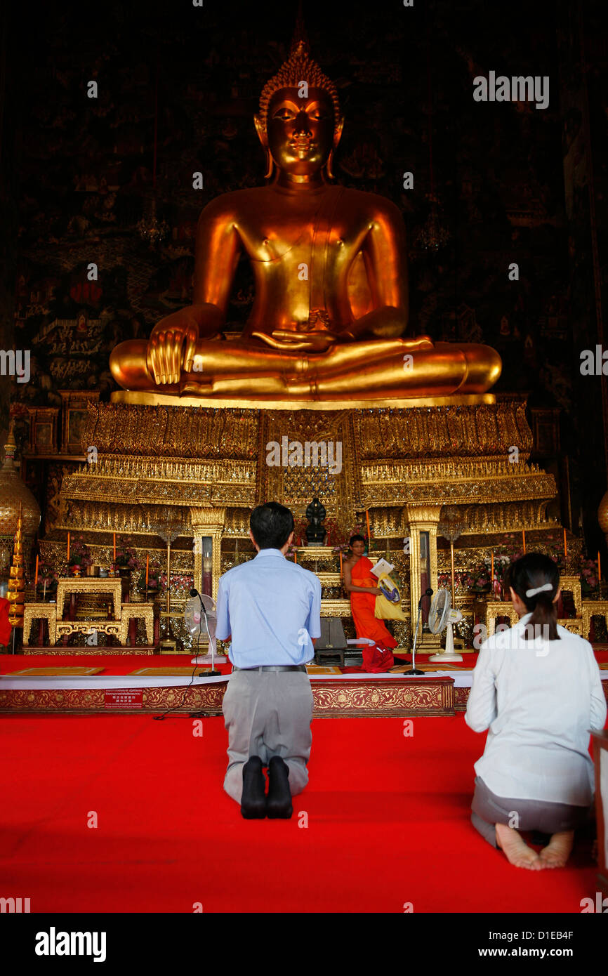 La prière dans Wat Suthat temple, Bangkok, Thaïlande, Asie du Sud-Est, Asie Banque D'Images