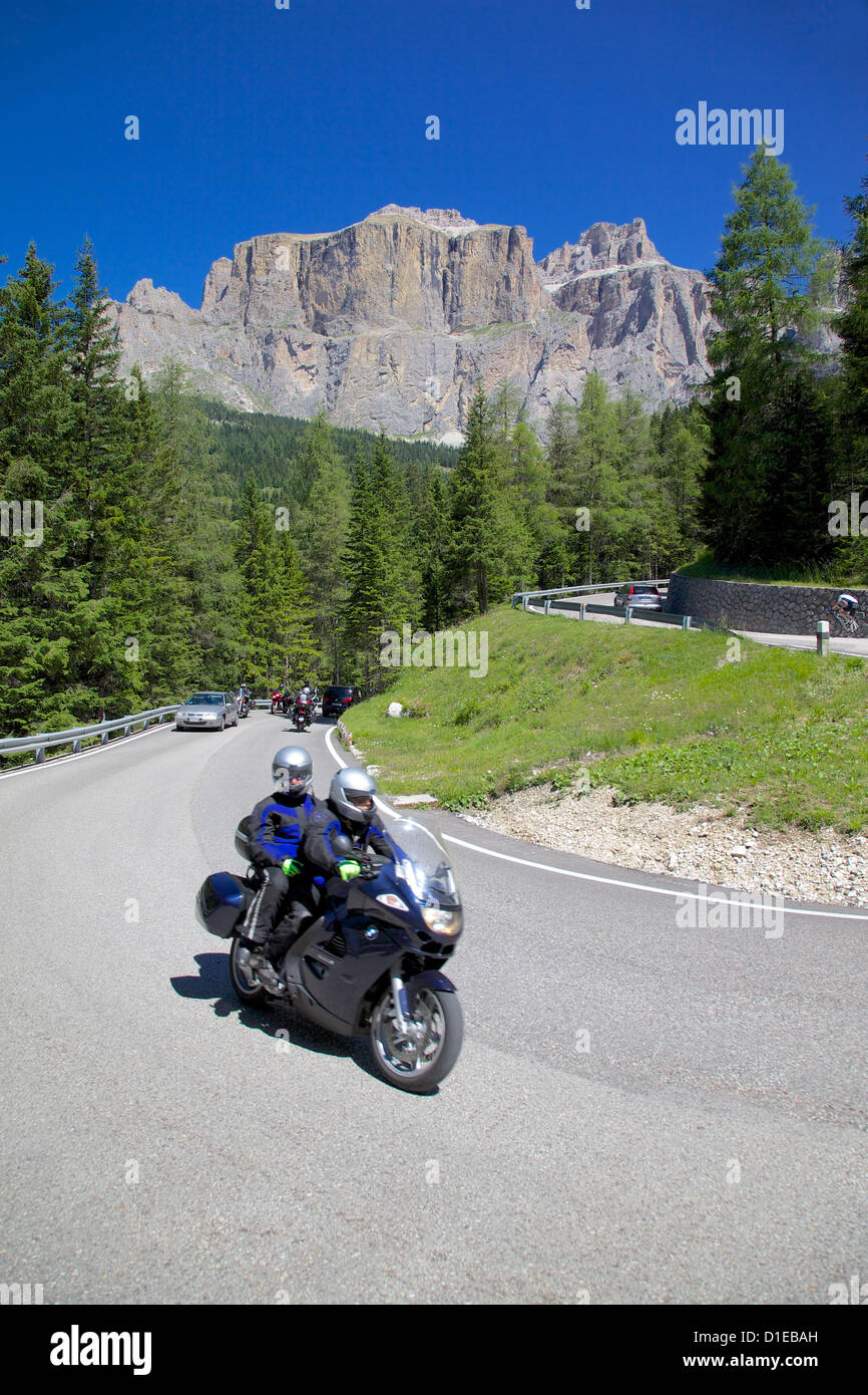 Les motocyclistes, Sella Pass, Trento et Bolzano Provinces, Dolomites, Italie, Europe Banque D'Images