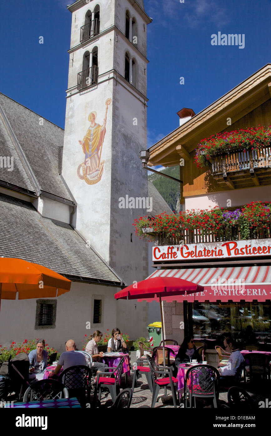 Église et cafe, Alleghe, province de Belluno, en Vénétie, Dolomites, Italie, Europe Banque D'Images