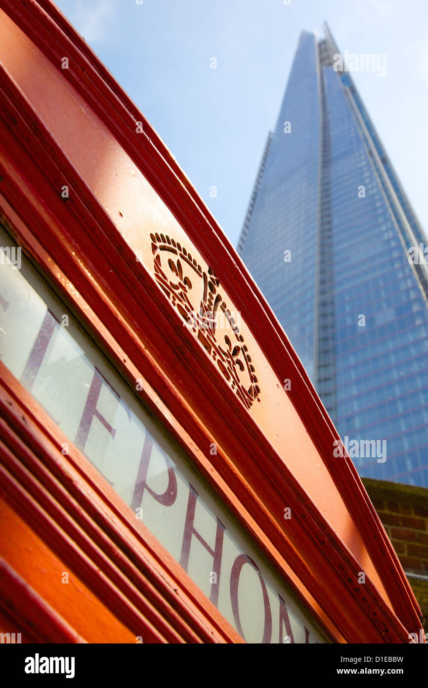 Boîte de téléphone rouge et le fragment, Londres, Angleterre, Royaume-Uni, Europe Banque D'Images