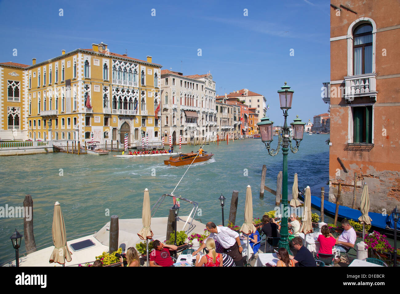 Café au bord du canal et le Grand Canal, Venise, Dorsoduro, UNESCO World Heritage Site, Vénétie, Italie, Europe Banque D'Images