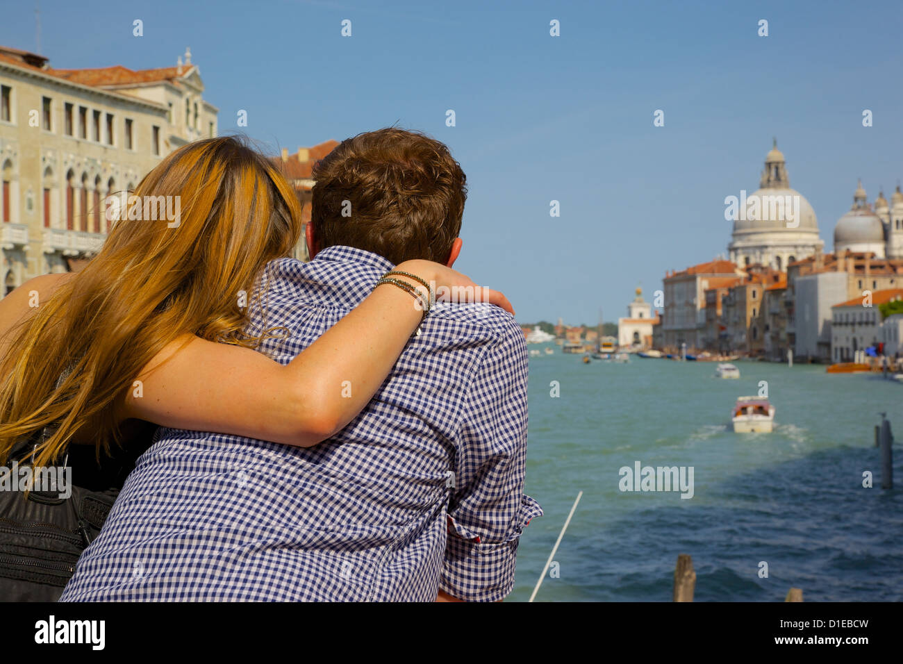 Couple le long du Grand Canal, Venise, Dorsoduro, UNESCO World Heritage Site, Vénétie, Italie, Europe Banque D'Images