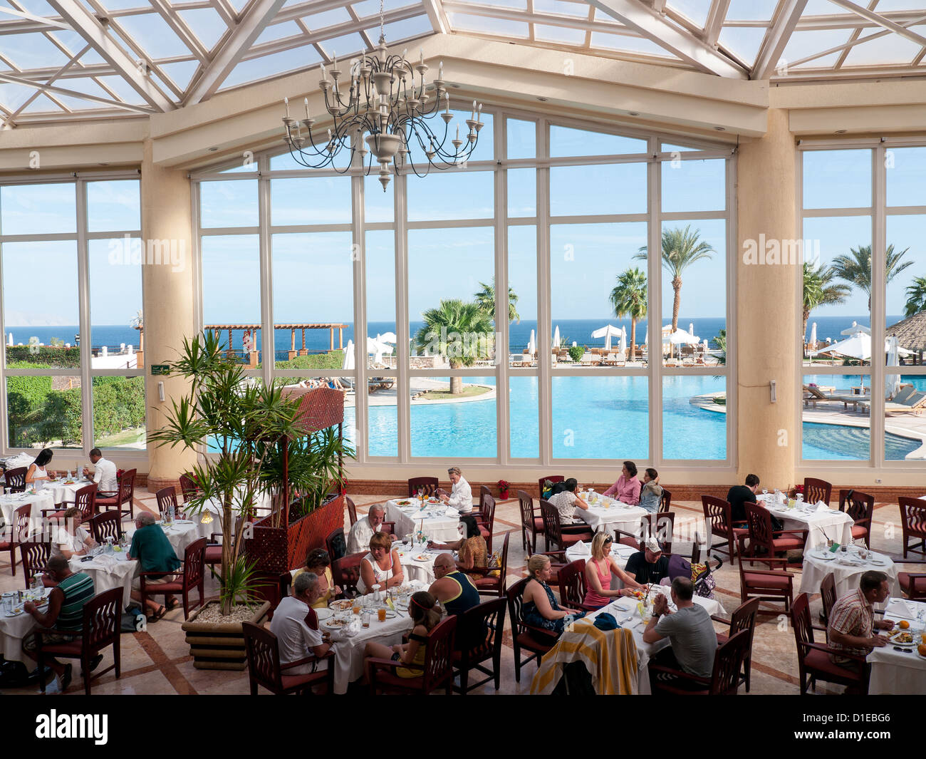 L'intérieur coin repas à l'extérieur de la piscine de l'hôtel Hilton Sharm Cascade Resort, Sharm El Sheikh, Egypte Banque D'Images
