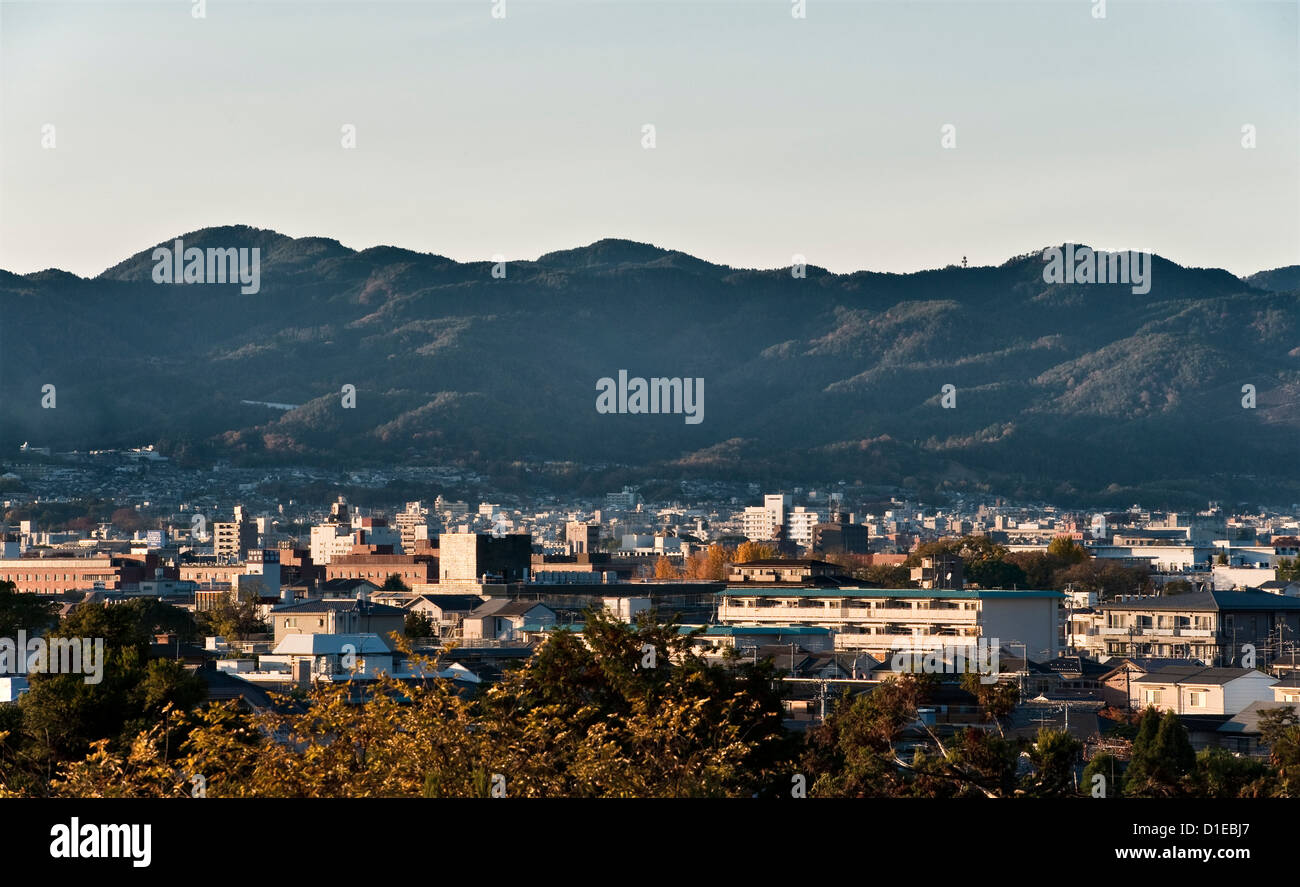 Vue sur la ville de Kyoto, Honshu, Japon, entourée de montagnes Banque D'Images