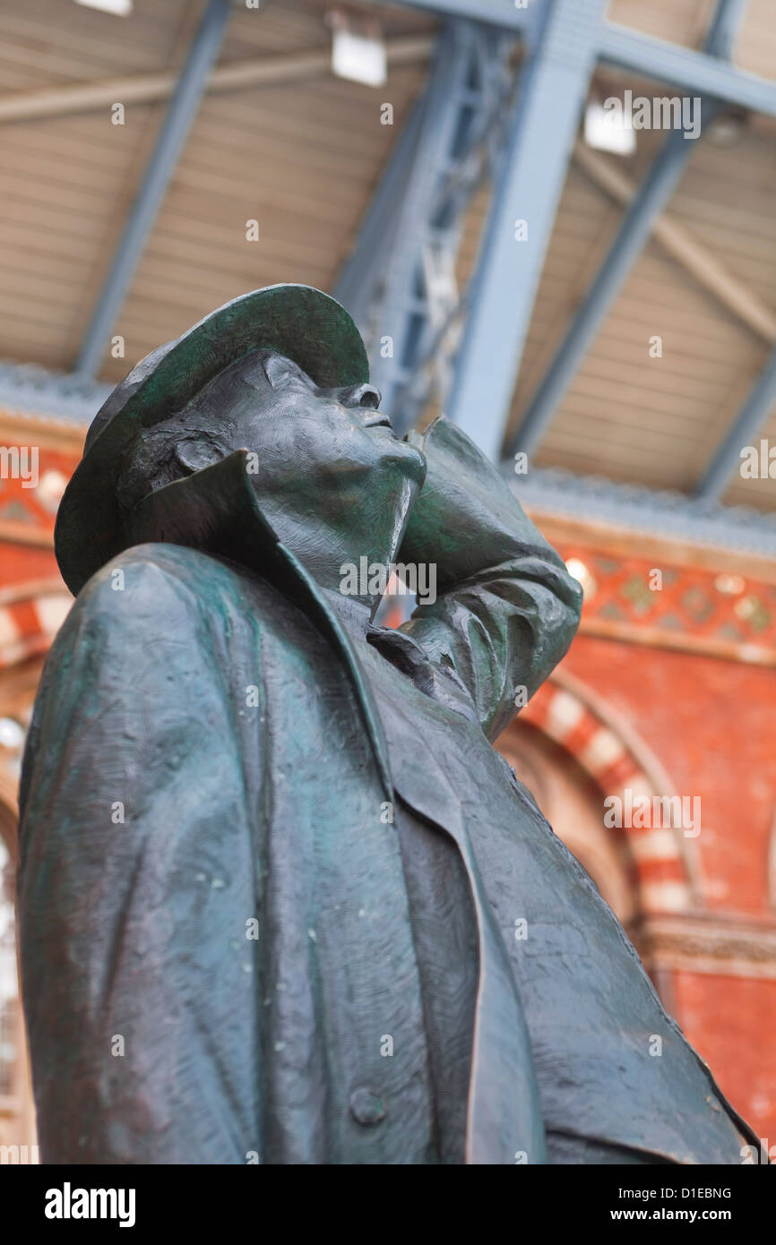La statue de Sir John Betjeman à St Pancras International à Londres, Angleterre, Royaume-Uni, Europe Banque D'Images