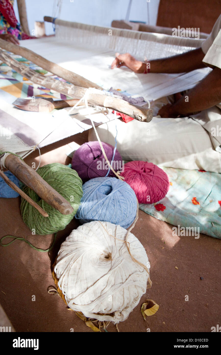 Une famille les handweaving tapis dans un village co-operative à Rajasthan Banque D'Images