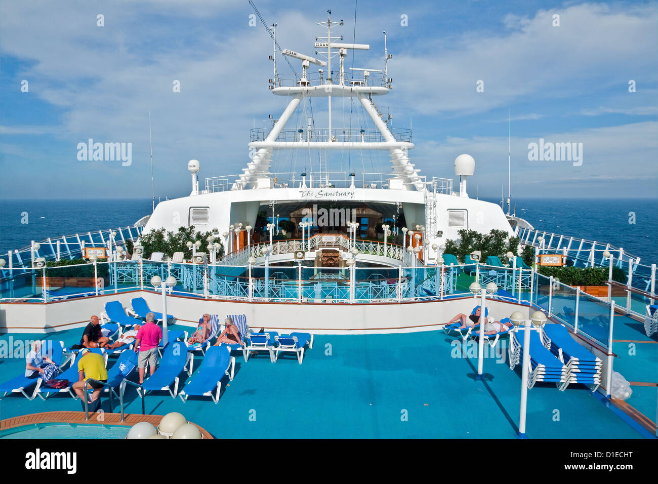 La plate-forme de soleil, salon d'hôtes exclusive et des communications à bord du mât du bateau de croisière Grand Princess en Méditerranée Banque D'Images