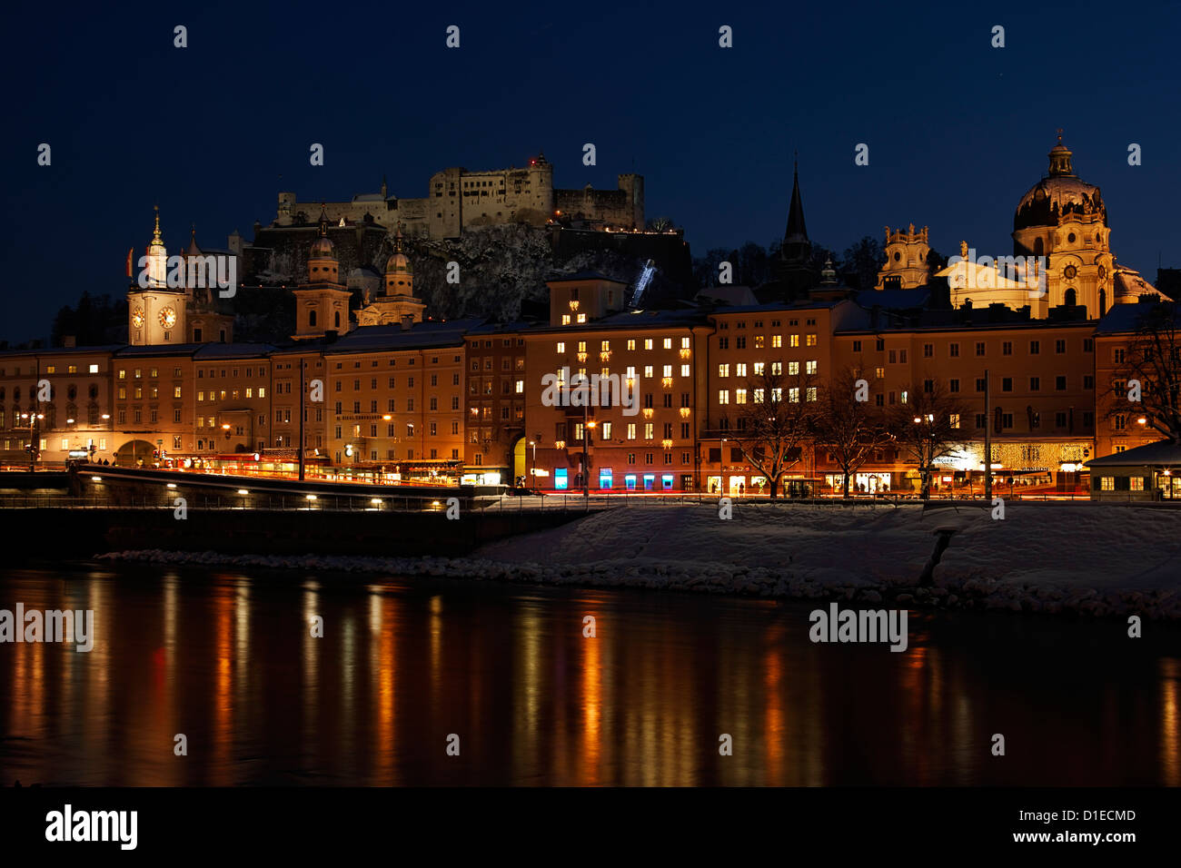 L'architecture ancienne de Salzbourg par nuit en hiver, l'Autriche l'Europe Banque D'Images