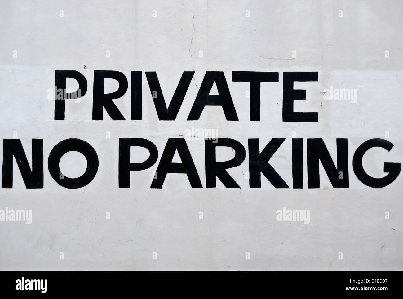 Pas de parking privé, signe peint noir sur un mur blanc Banque D'Images