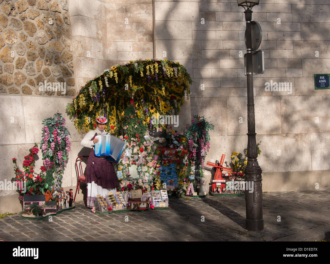 Femme joue de l'accordéon dans la rue, Montmartre, Paris Banque D'Images