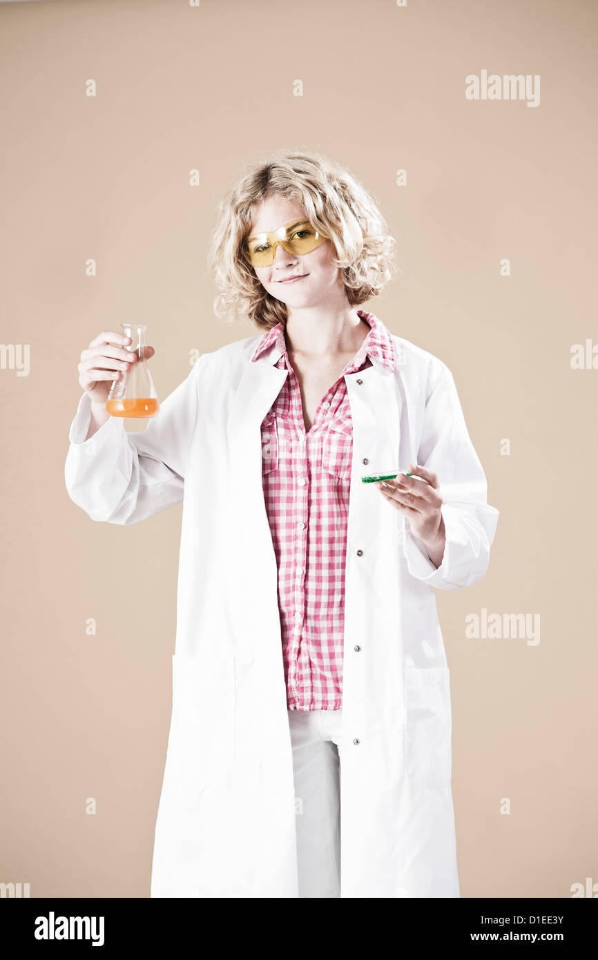 Teenage girl with petri et lab coat Banque D'Images
