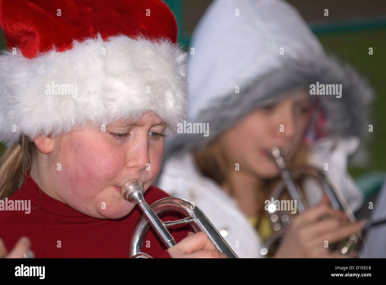 Les enfants jouent et cantiques en orchestre au kiosque à l'époque de Noël, Farnham, Surrey, Royaume-Uni. Banque D'Images