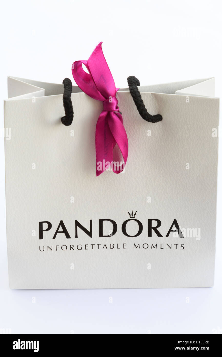 Pandora Jewelry UK sac cadeau papier avec ruban dans un arc isolé sur fond  blanc Photo Stock - Alamy