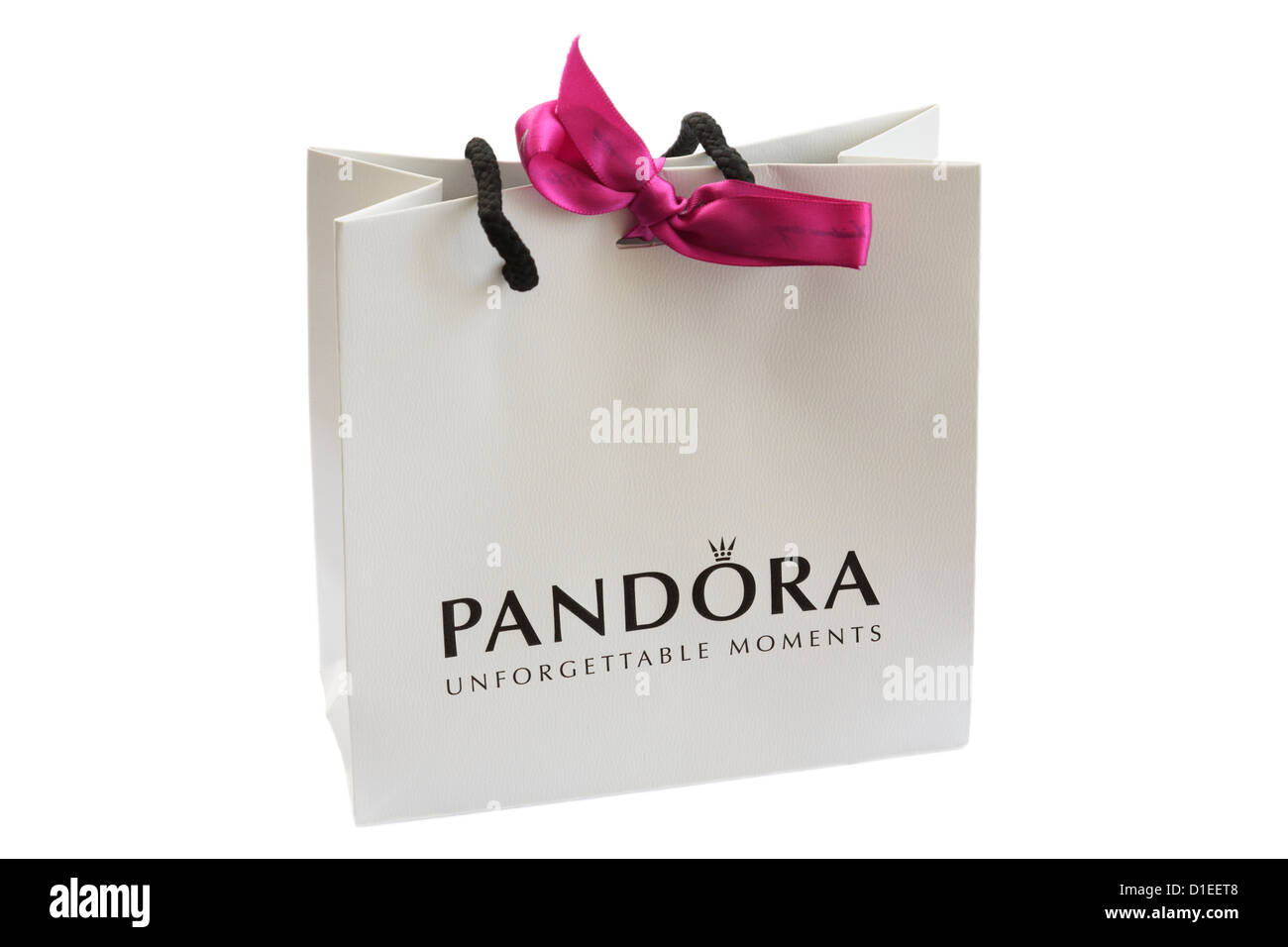 Sac cadeau papier bijoux Pandora avec ruban dans un arc isolé sur un fond  blanc. UK Photo Stock - Alamy