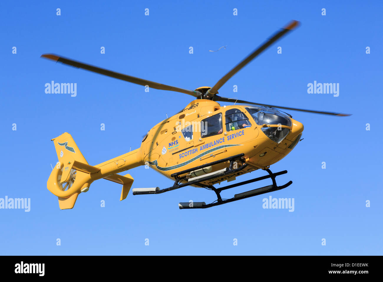 Air Ambulance Service écossais jaune volant au-dessus de l'hélicoptère avec un blessé d'une mission de sauvetage. UK Ecosse Sutherland Banque D'Images