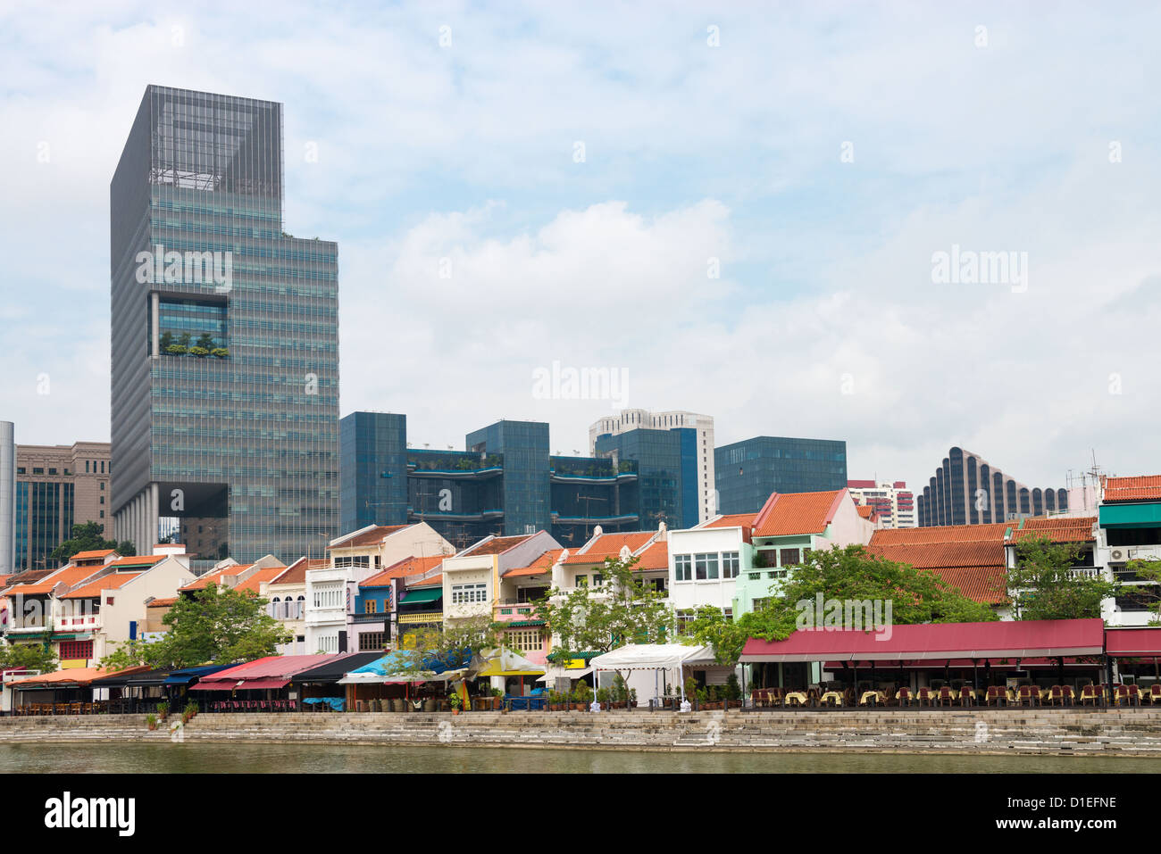 Boat Quay à Singapour avec des restaurants de fruits de mer et de gratte-ciel sur arrière-plan Banque D'Images