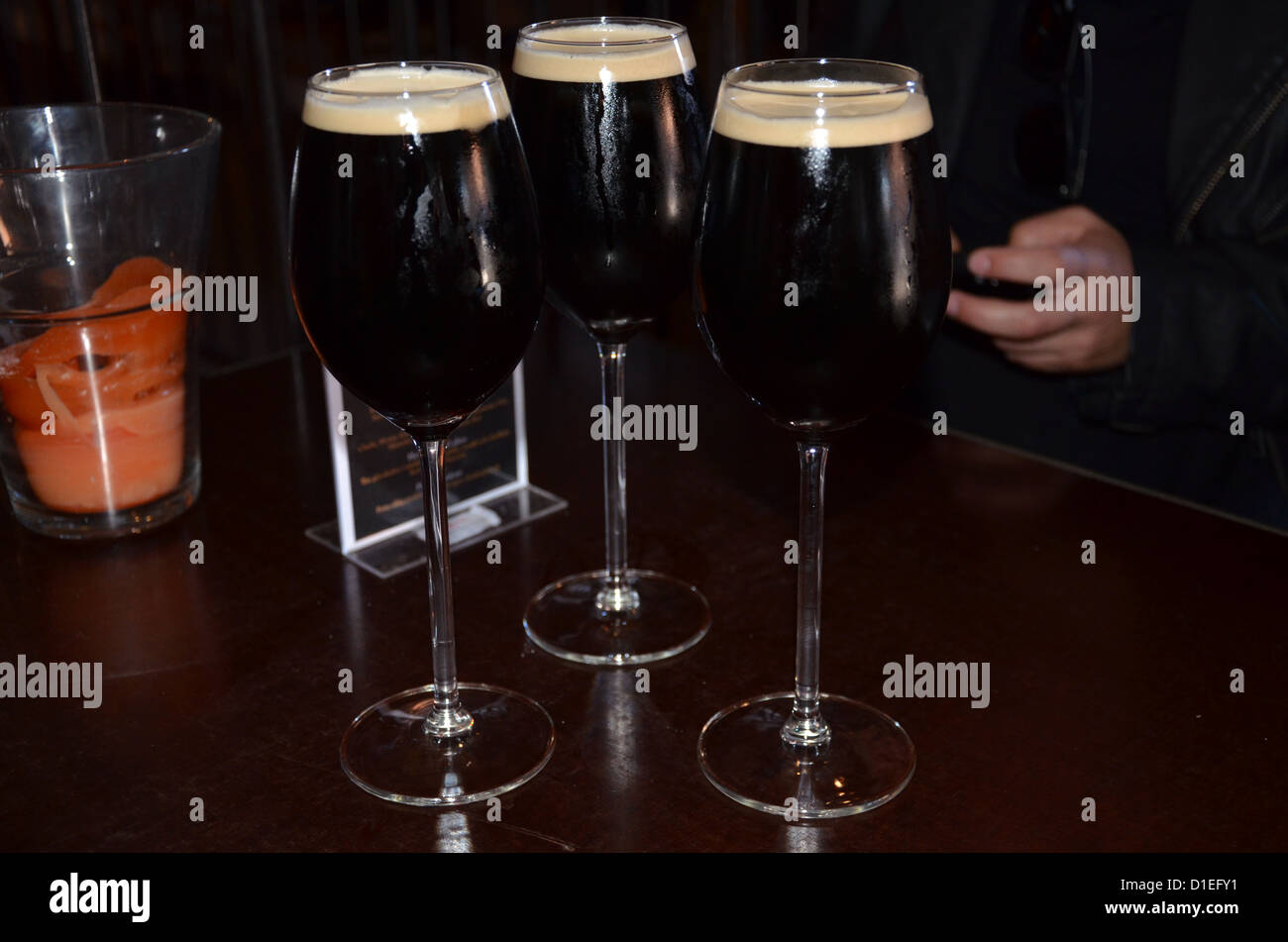 Trois verre de bière noire Banque D'Images