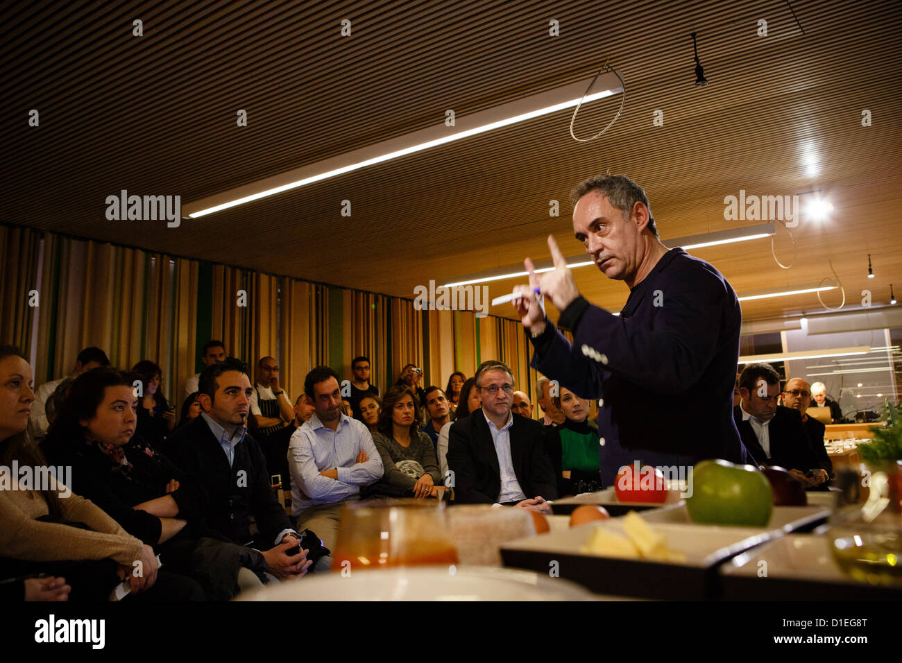 14/12/12 chef Ferran Adria fait parler à Tondeluna restaurant, Logroño, La Rioja, Espagne. Banque D'Images