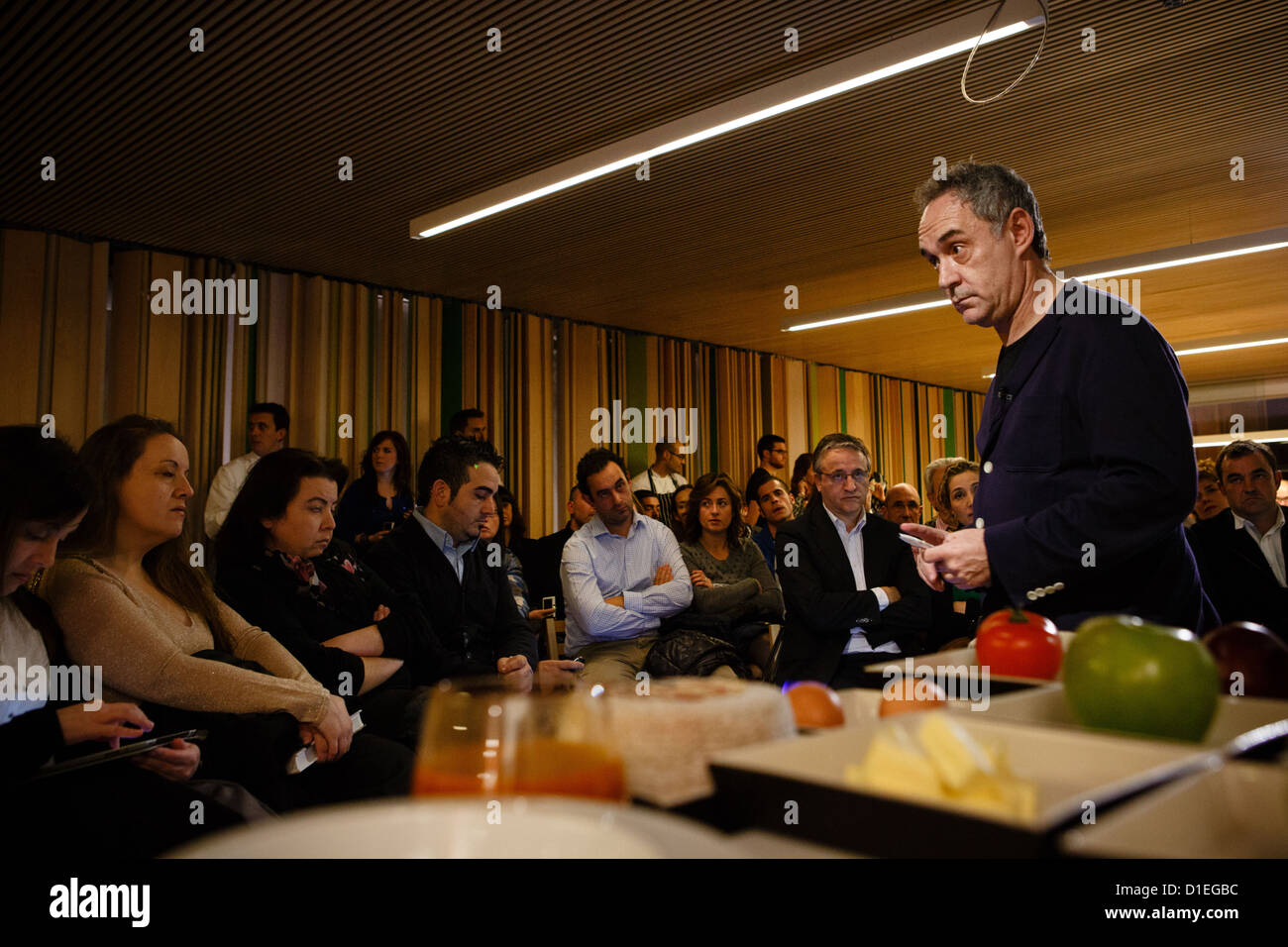 14/12/12 chef Ferran Adria fait parler à Tondeluna restaurant, Logroño, La Rioja, Espagne. Banque D'Images