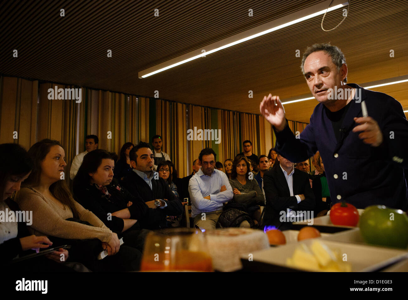 14/12/12 chef Ferran Adria fait parler à Tondeluna restaurant, Logroño, La Rioja, Espagne. Banque D'Images