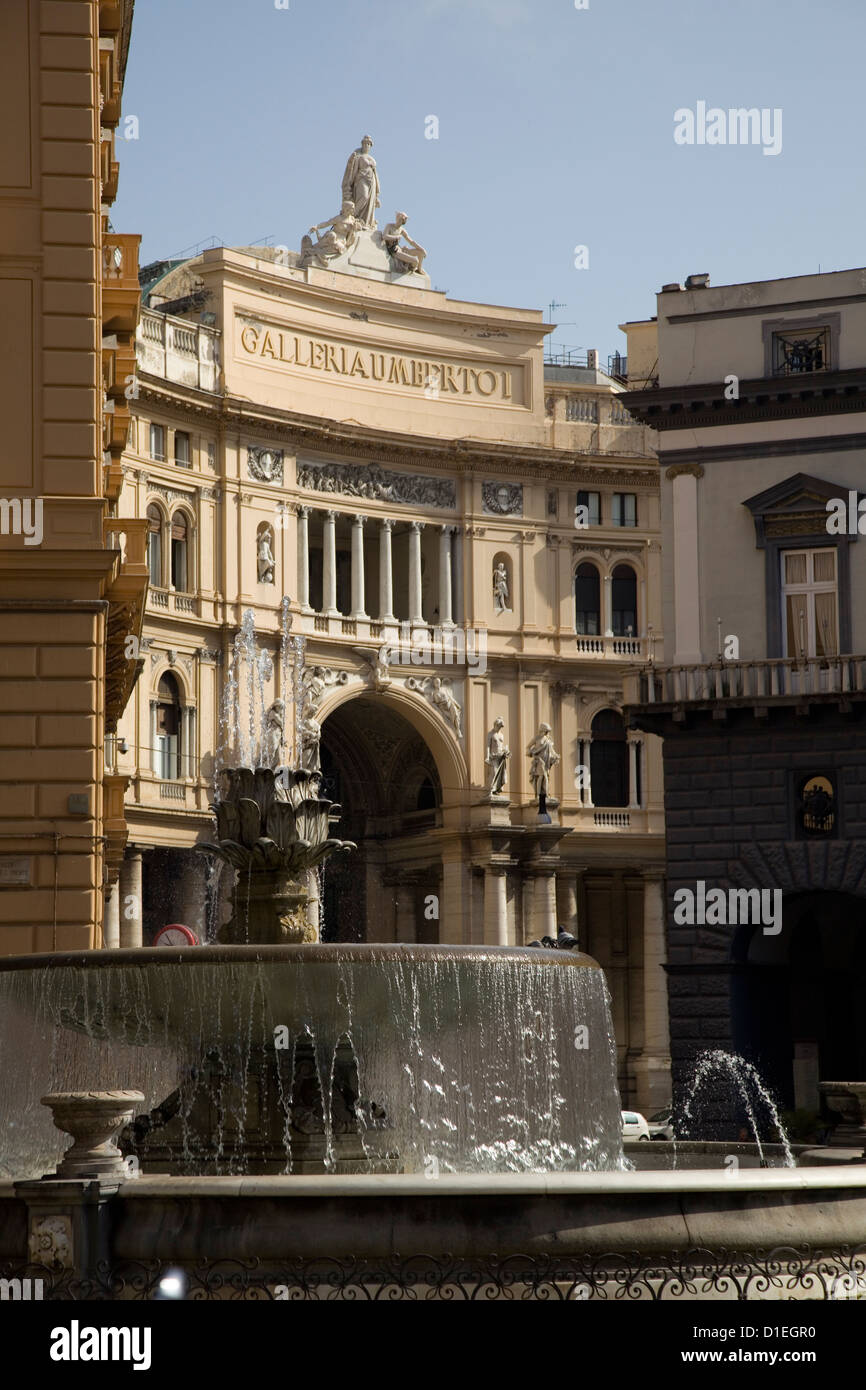 Fontaine en face de l'entrée principale de la Galleria Umberto 1, Naples, Italie. Banque D'Images