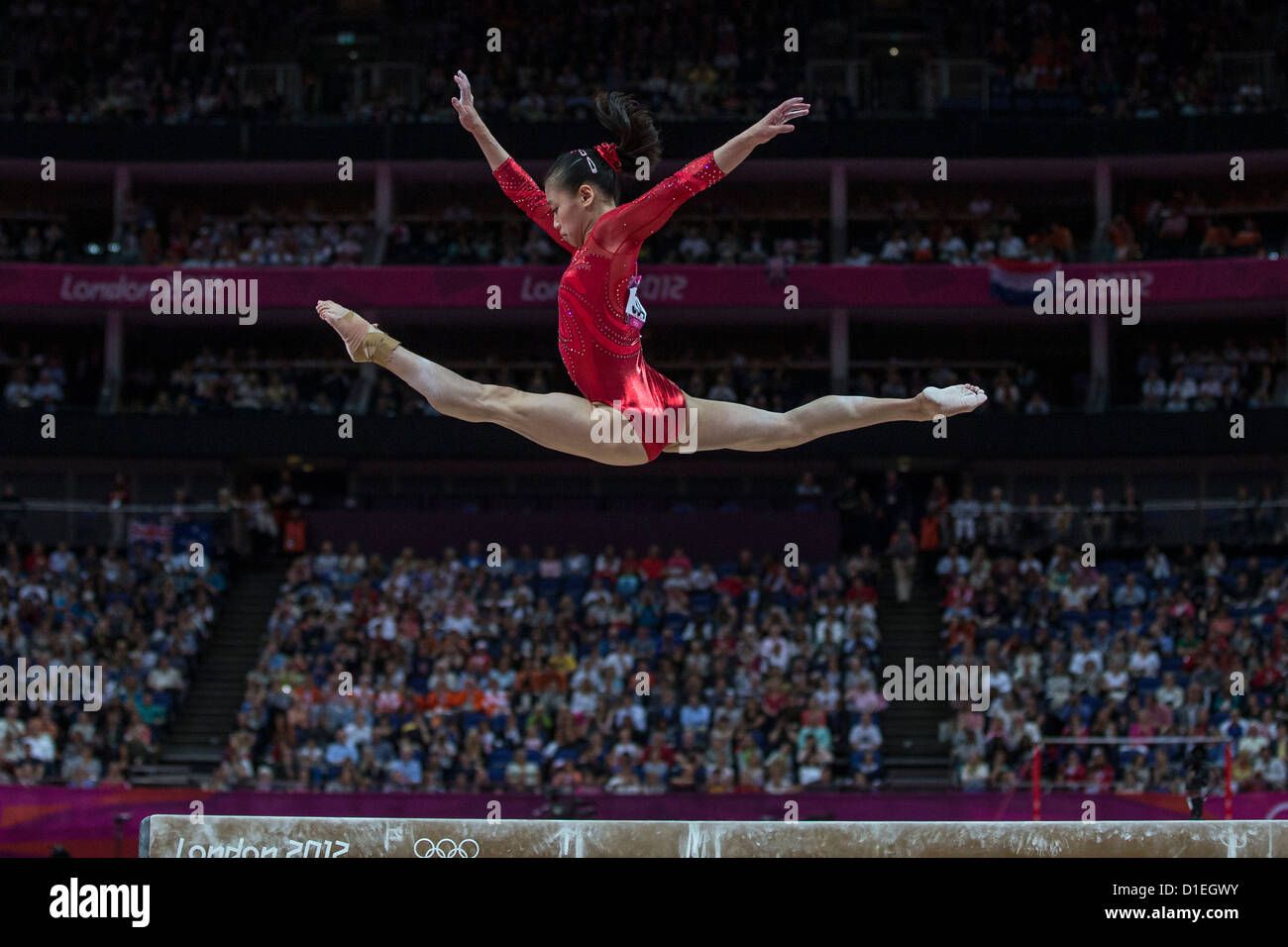 Lu Sui (RCS) gagnant de la médaille d'argent chez les femmes de la poutre lors de la Finale des Jeux Olympiques de 2012, Londres, Angleterre. Banque D'Images