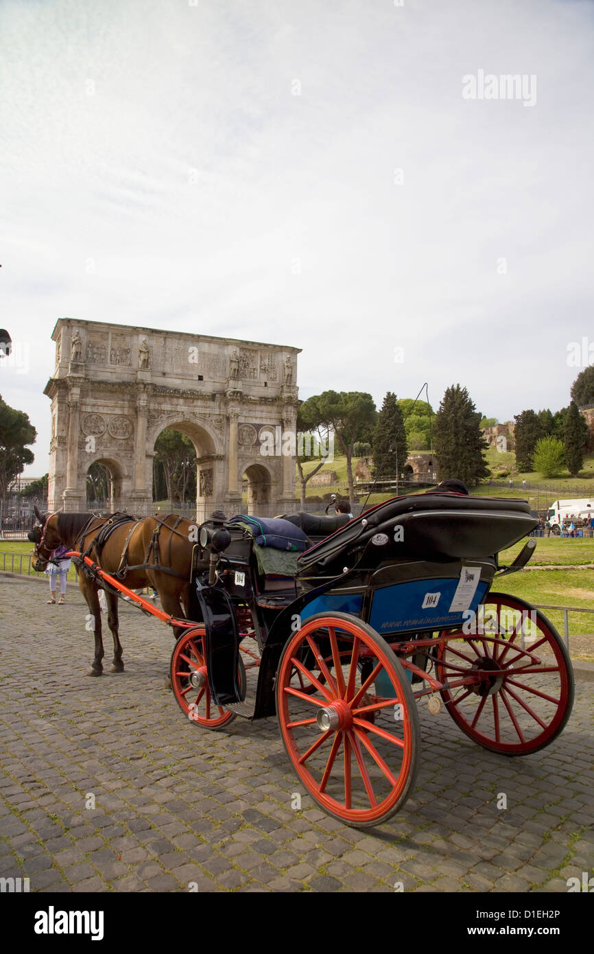 En chariot à cheval en face de l'Arc de Constantin, situé à côté du Colisée, Rome, Italie. Banque D'Images