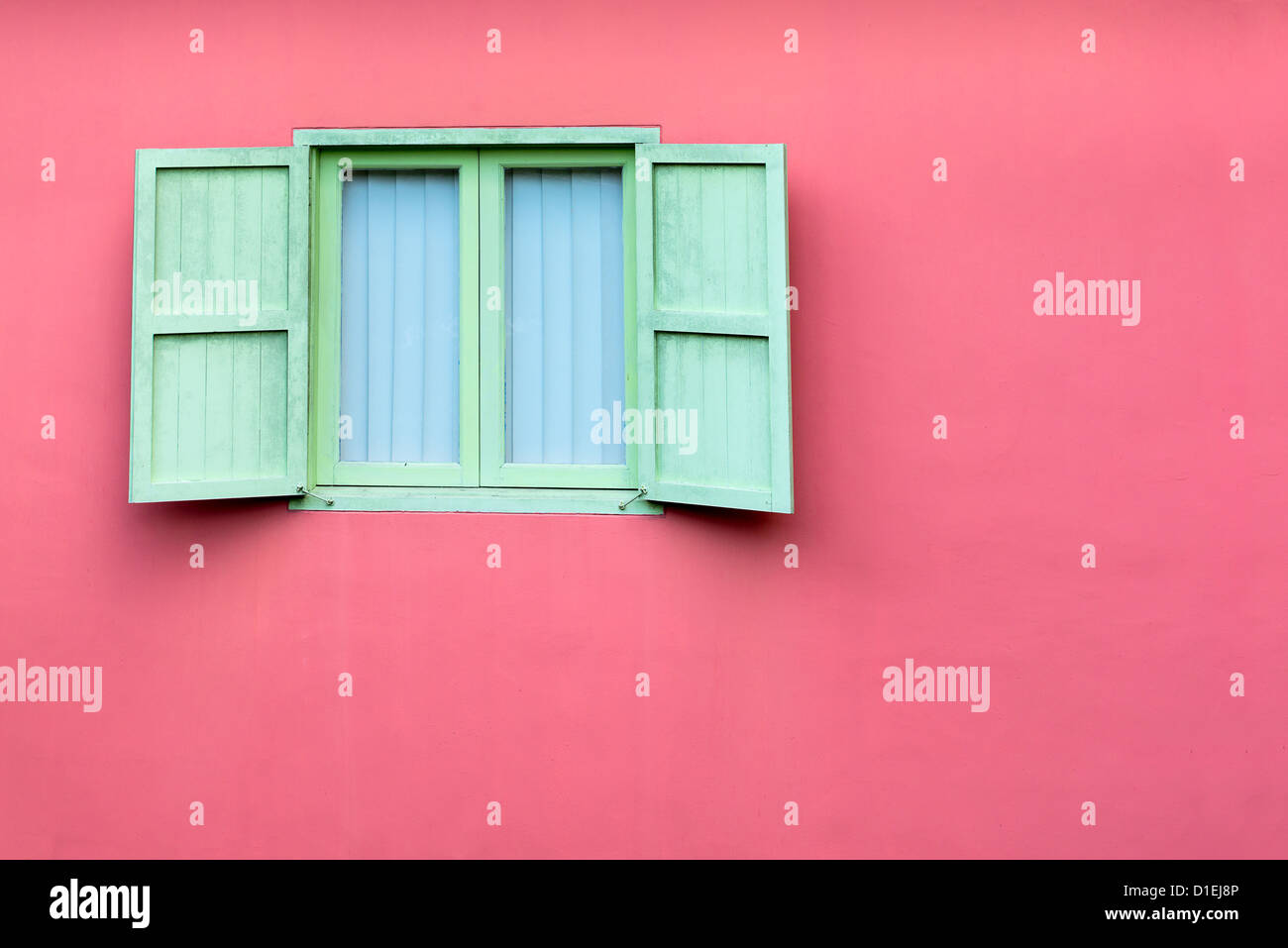Vintage fenêtre avec des volets verts sur le mur rose, Singapour Banque D'Images