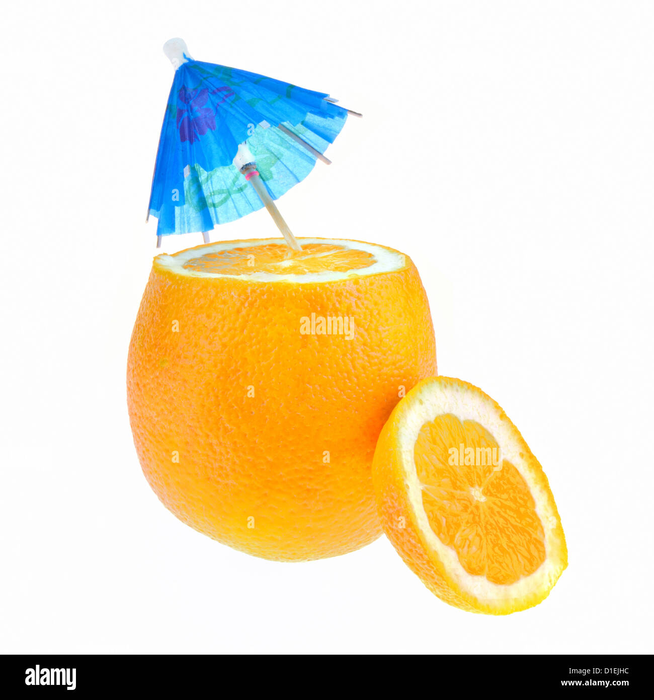 Une orange en tranches avec un cocktail d'un parapluie. Banque D'Images