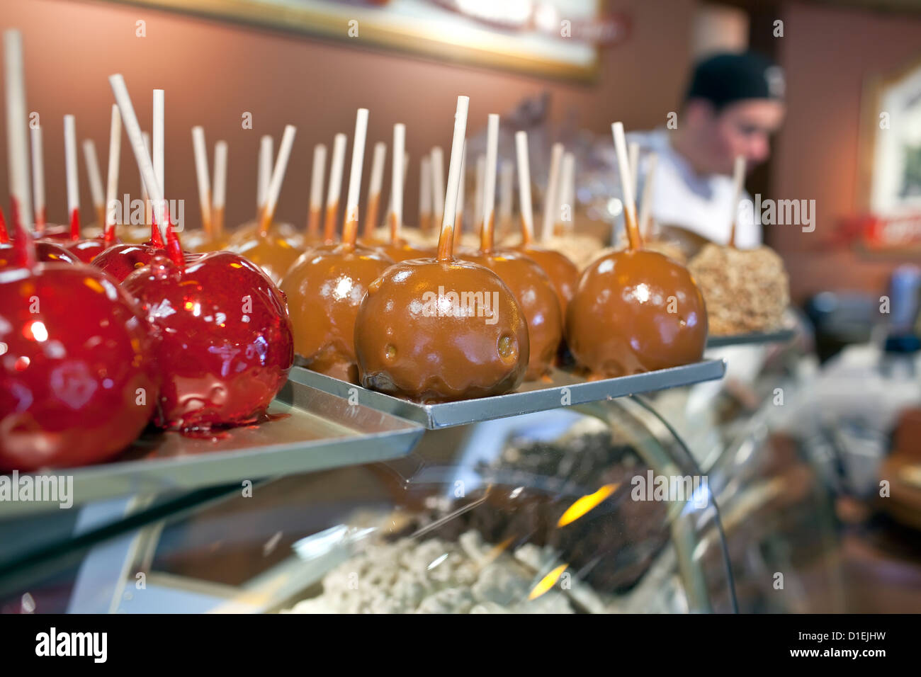 Des bonbons et des pommes au caramel, dans un magasin de bonbons. Banque D'Images